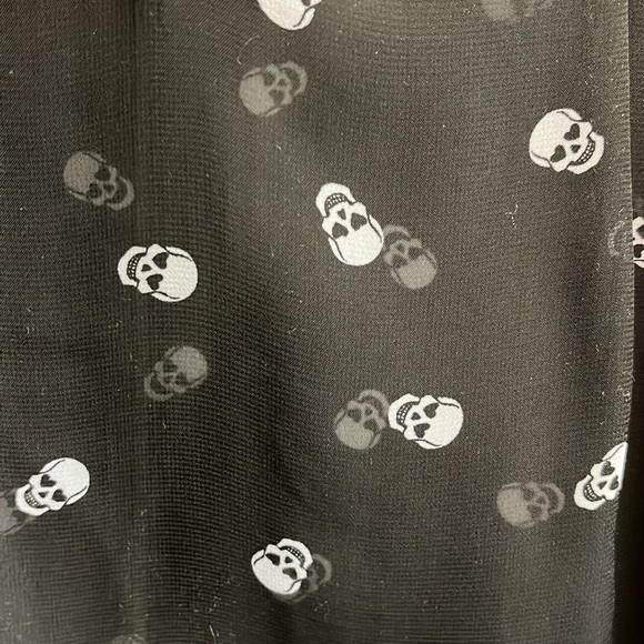Just in time for Halloween! Lightweight top, sooo comfortable, skull pattern! - Picture 2 of 3
